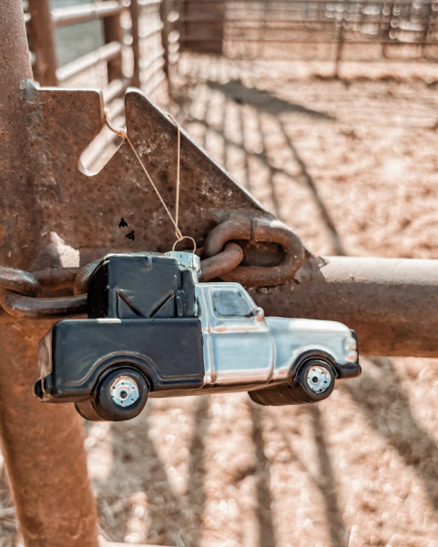 2Fly Feed Truck Blown Glass Ornament